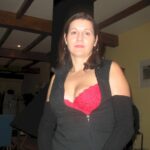 Cougar sexy soumise pour amant qui aime la domination